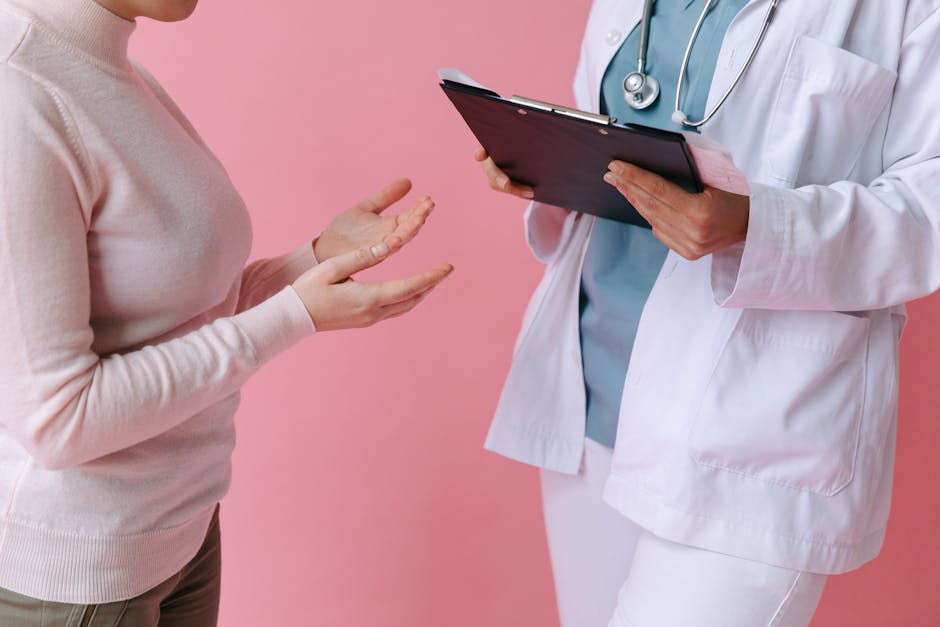 Doctor with patient discussing medical issue, holding clipboard — ચક્કર આવવાના 7 મુખ્ય કારણો | Dr. Prateek Porwal, ENT