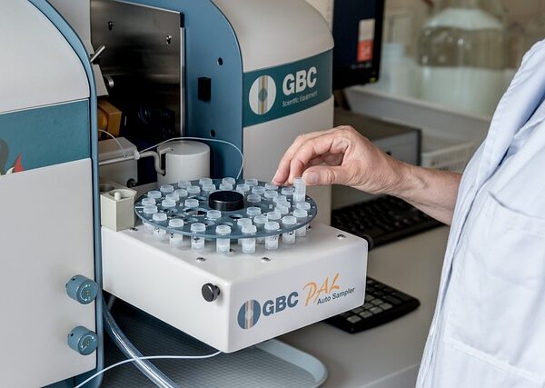 Scientist using auto sampler for laboratory analysis — Epley मॅन्युव्हर घरी कसे करावे | Dr. Prateek Porwal, ENT
