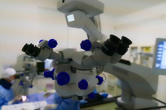 Surgical microscope with multiple eyepieces and blue adjustment knobs — कान में पानी जाना | Dr. Prateek Porwal, ENT