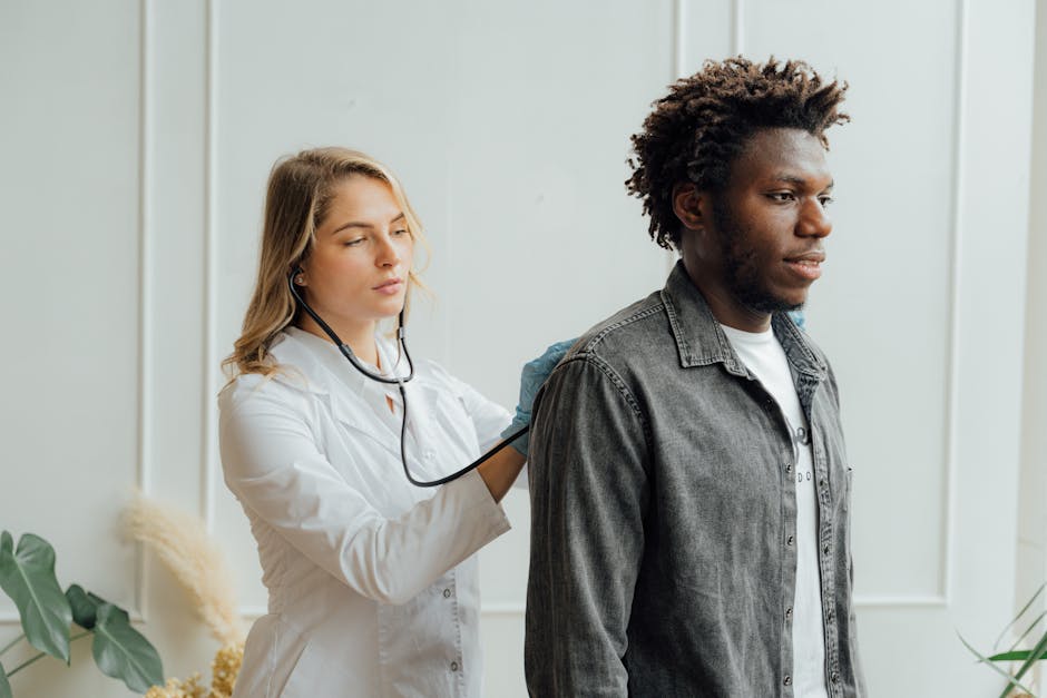 Doctor using stethoscope to examine patient's back — वर्टिगो के लिए ऑनलाइन कंसल्टेशन | Dr. Prateek Porwal, ENT