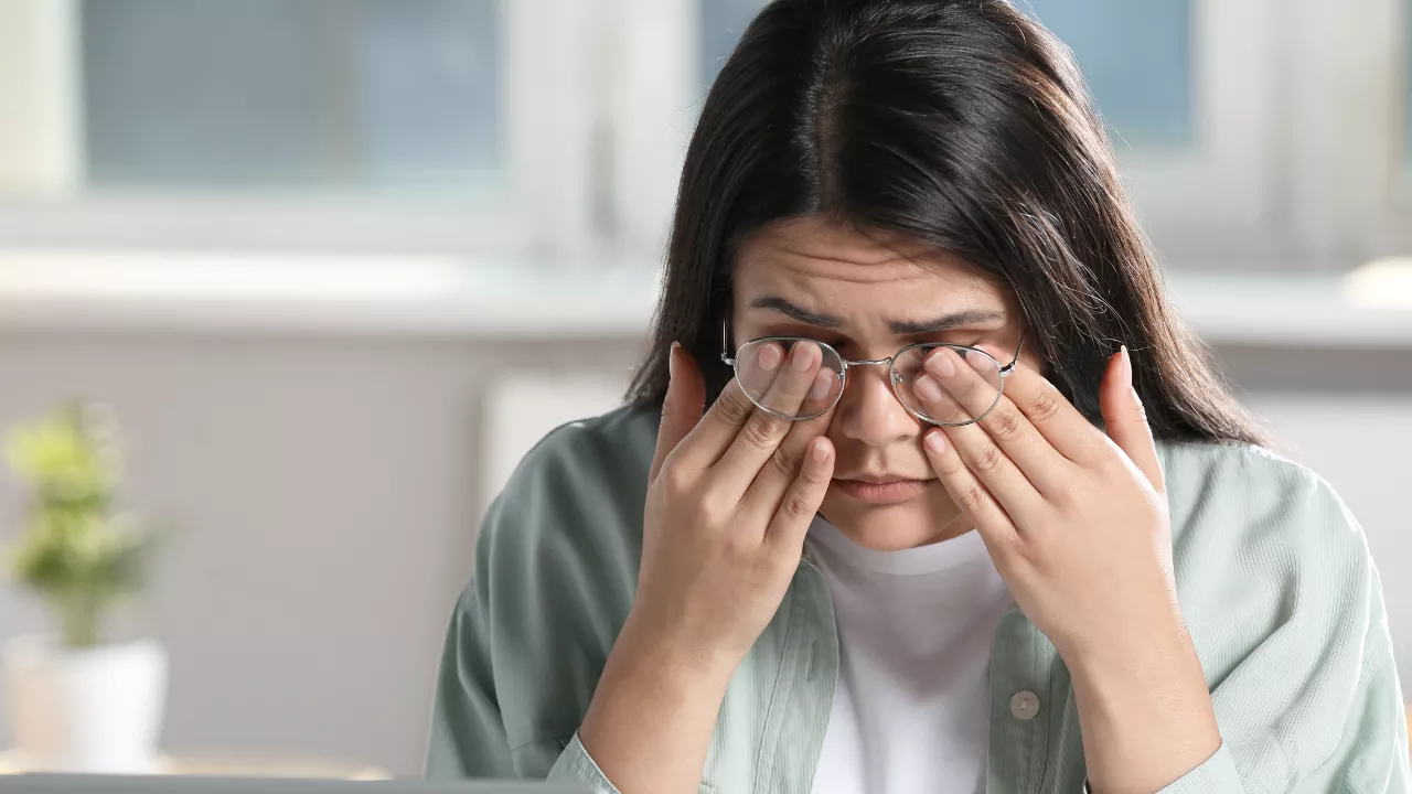 Oscillopsia causes and bouncing vision patient education image